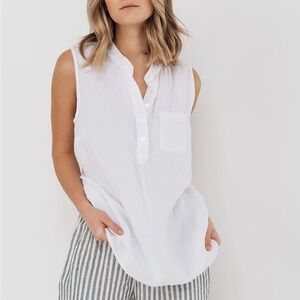 Ro & De White Sleeveless Blouse Size M.